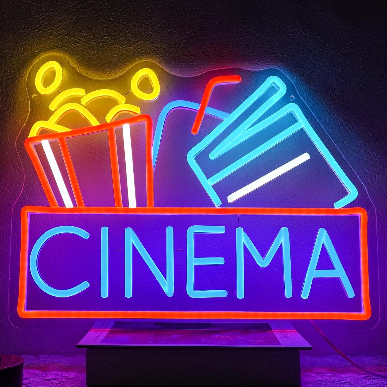 Home Cinema Setup - Neonowy szyld kina LED zasilany przez